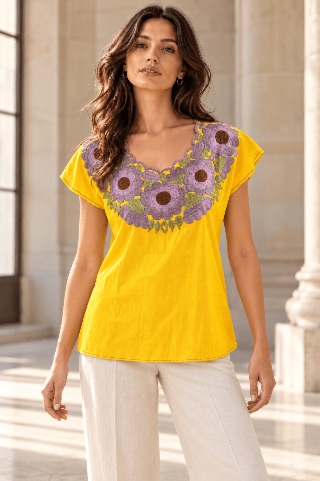 Blusa amarilla con flores moradas