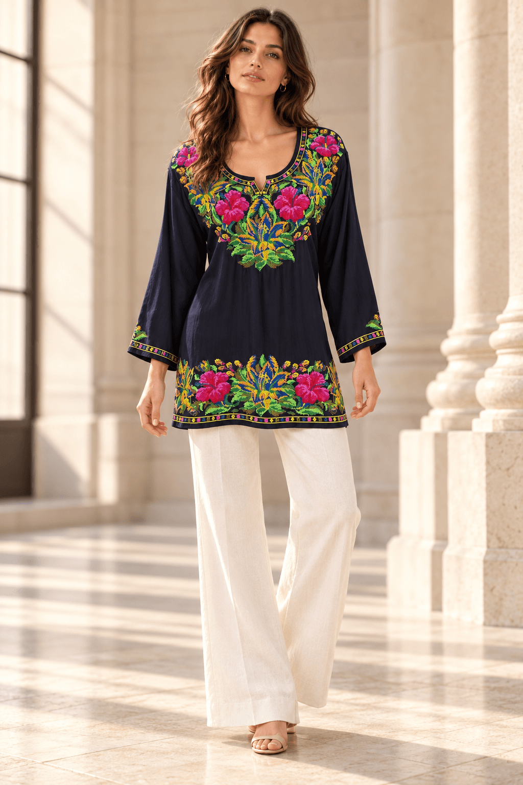 Blusa azul marino con flores fucsias